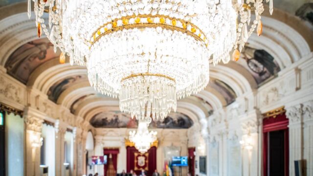 Ceuta, fallos en pulseras antimaltrato, vivienda y gestión en playas y arbolado, a debate en el pleno de Málaga