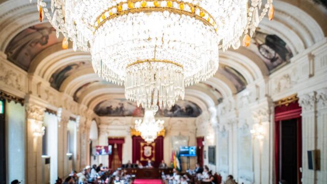 Ceuta, fallos en pulseras antimaltrato, vivienda y gestión en playas y arbolado, a debate en el pleno de Málaga