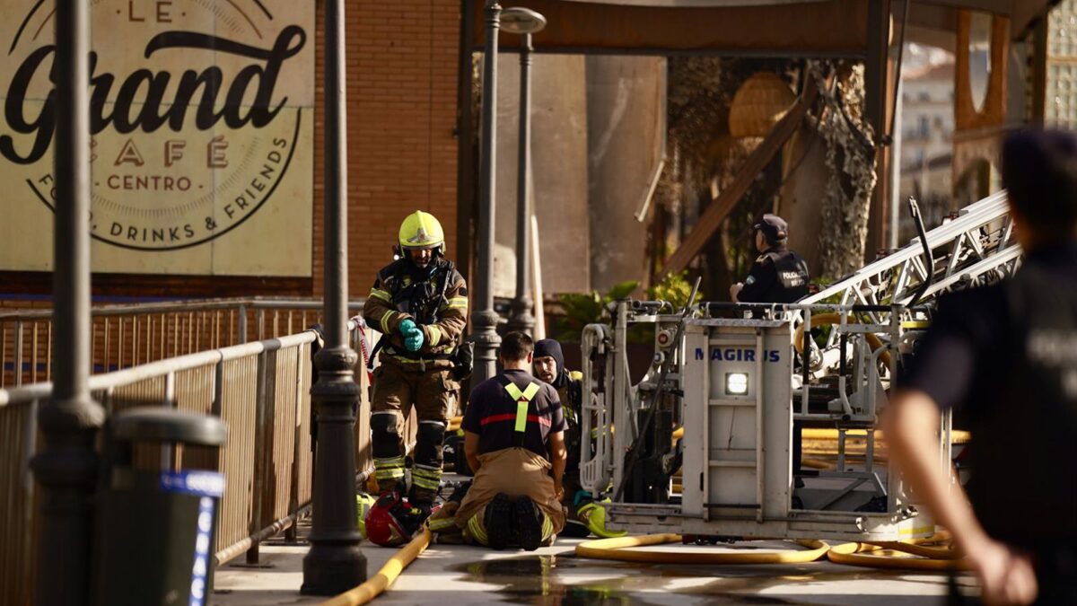 Con Málaga agradece la labor de los bomberos tras los últimos incendios y exige reforzar plantilla y medios