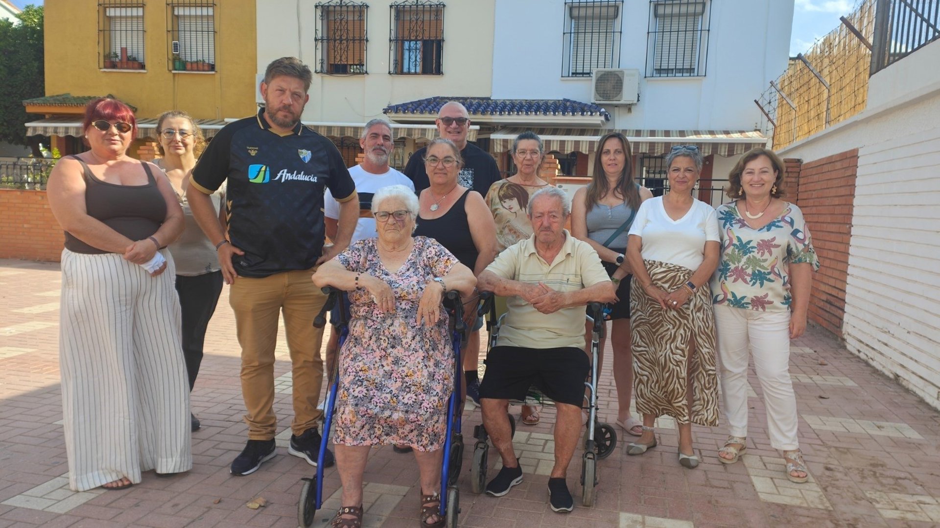 Con Málaga critica "el abandono" de los barrios y reclama un plan "urgente" de actuación