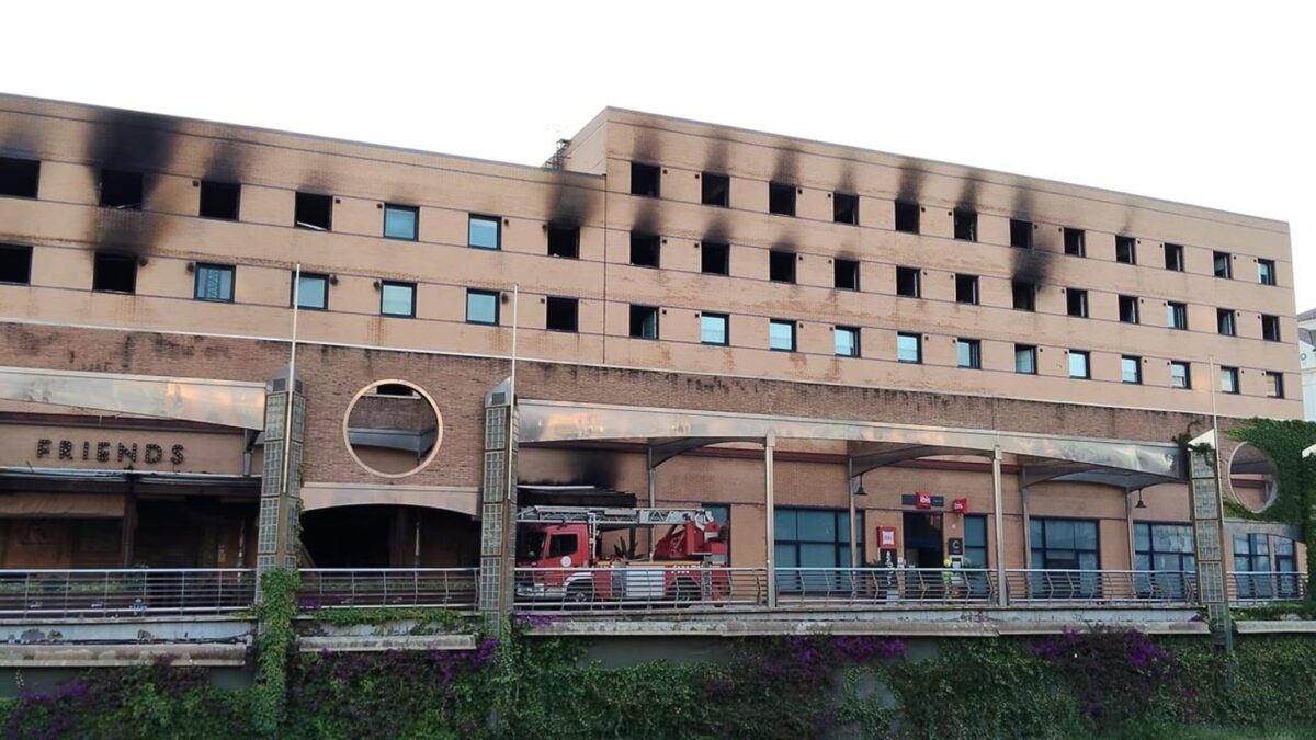 Continúan las labores de refresco y prevención en el incendio del hotel
