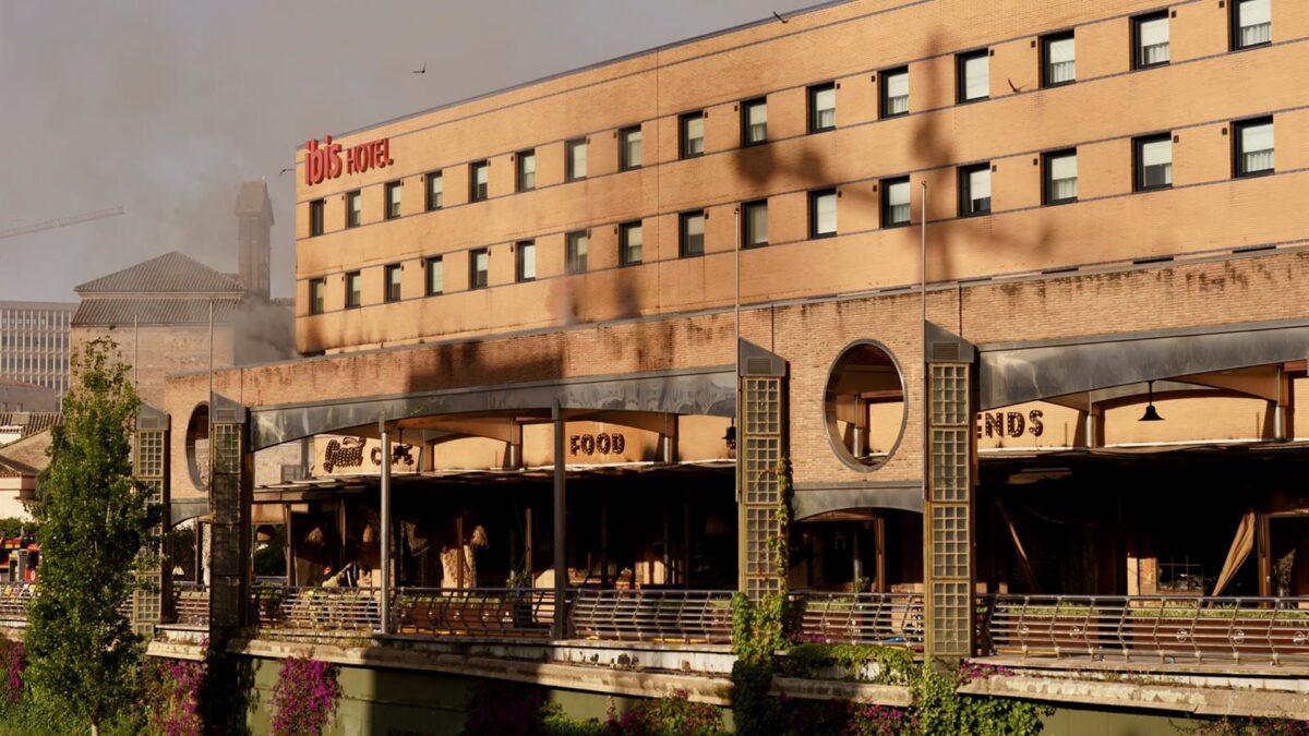 Continúan trabajos para extinguir el incendio de establecimiento hostelero, que se propagó a un hotel