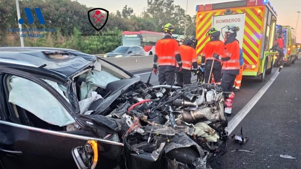 Cuatro heridos tras colisionar un coche con la mediana en la A-7 en Estepona