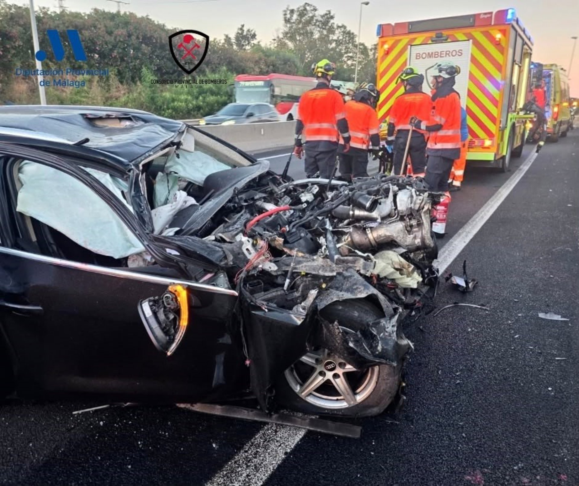 Cuatro heridos tras colisionar un coche con la mediana en la A-7 en Estepona