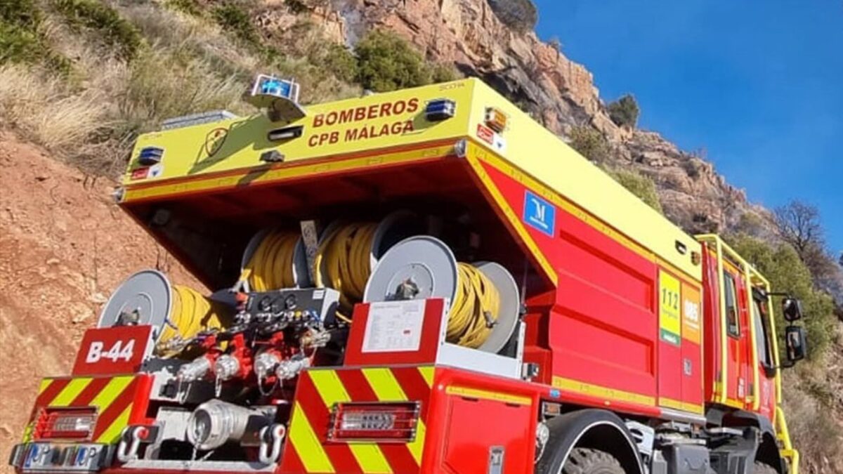 Desalojados cinco bloques en Manilva por un incendio en un aparcamiento que ha quemado tres coches