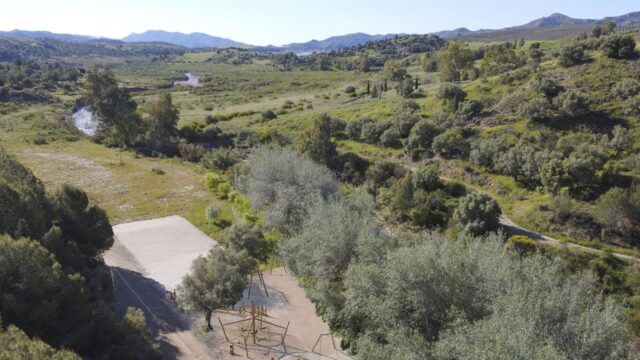 Diputación sigue la mejora del entorno del pantano de La Viñuela e invierte 619.000 euros en el área recreativa