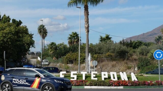 Dos detenidos por robos en interior de coches y resistirse a la detención en Estepona