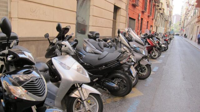 El Ayuntamiento avanza en la implantación de 58 nuevas plazas de aparcamiento en la barriada de Los Corazones