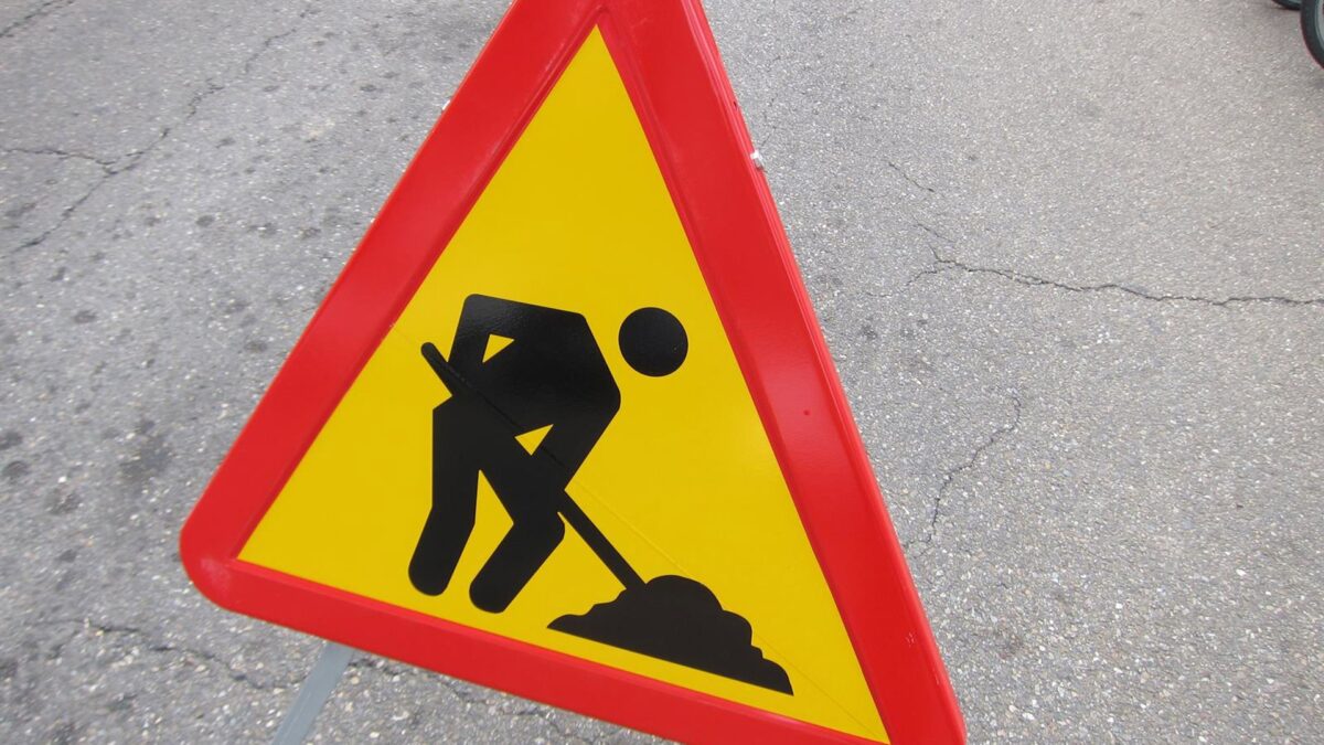 El Ayuntamiento avanza en la renovación de la calle Genil en el distrito Carretera de Cádiz
