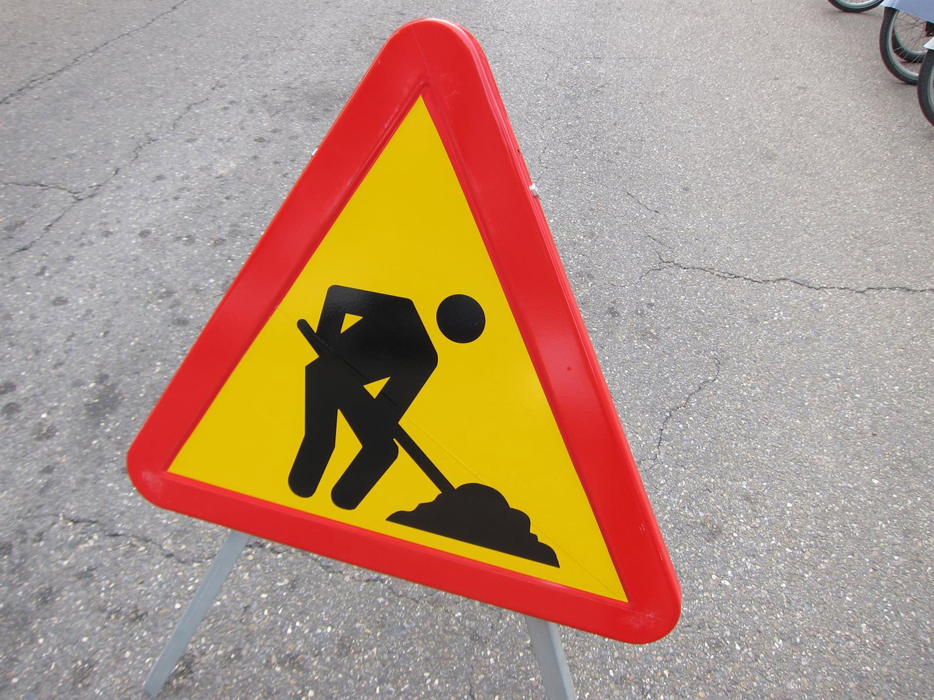 El Ayuntamiento avanza en la renovación de la calle Genil en el distrito Carretera de Cádiz