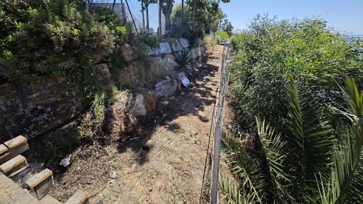 El Ayuntamiento de Estepona inicia los trabajos de reparación de la pasarela peatonal Punta de la Plata