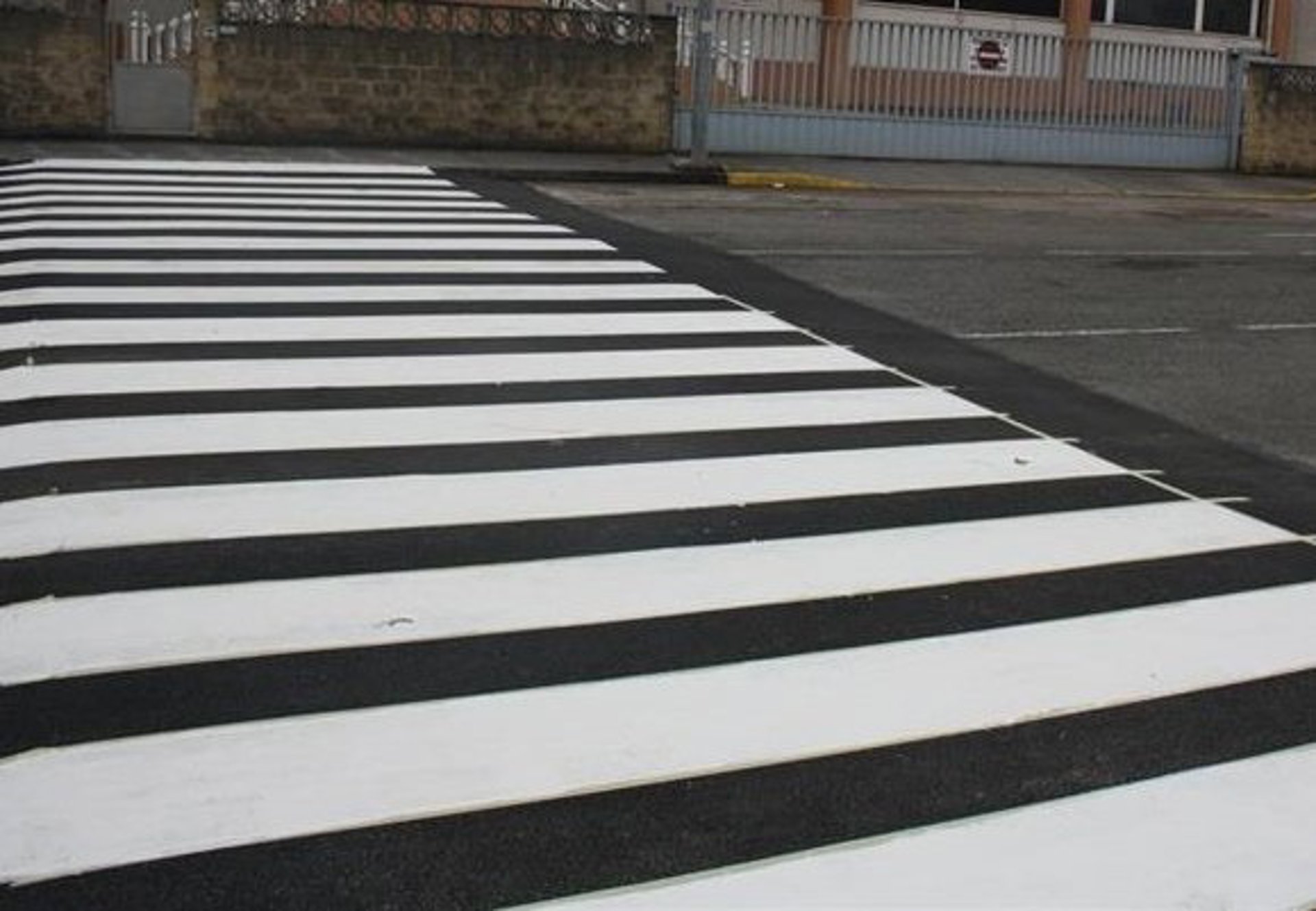 El Ayuntamiento de Málaga instalará 22 pasos de peatones luminosos en todos los distritos