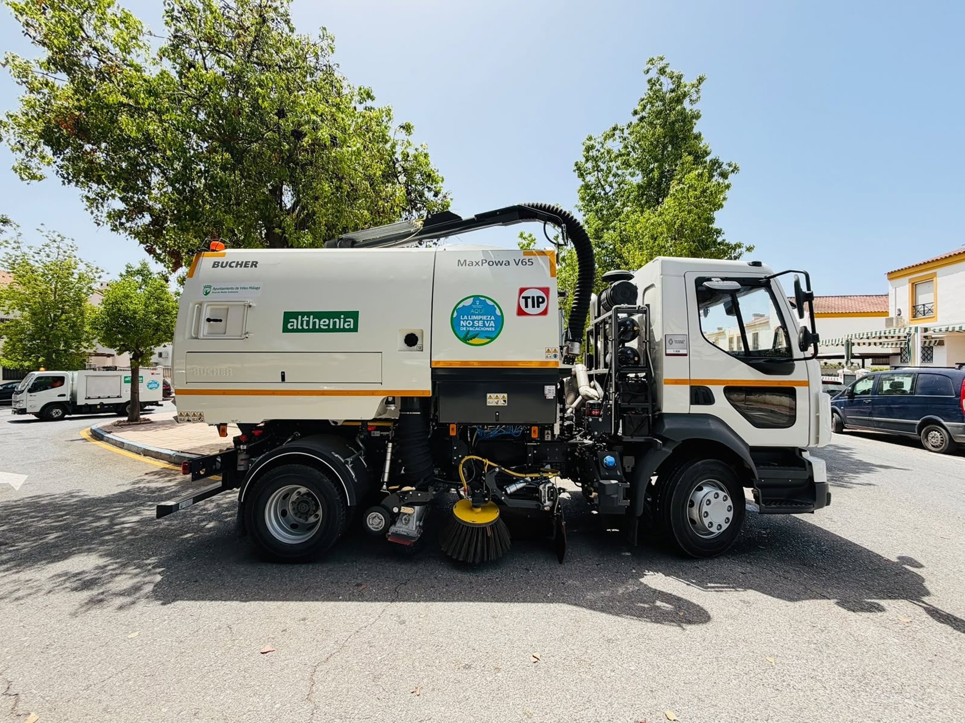 El Ayuntamiento de Vélez-Málaga incorpora una nueva barredora para reforzar el servicio de limpieza viaria