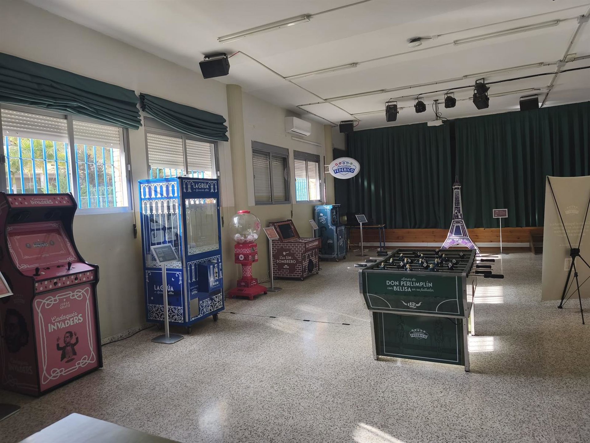 El Programa Andaluz de Arte y Educación aborda la paridad creativa con 'Invisibility Vending Machine'