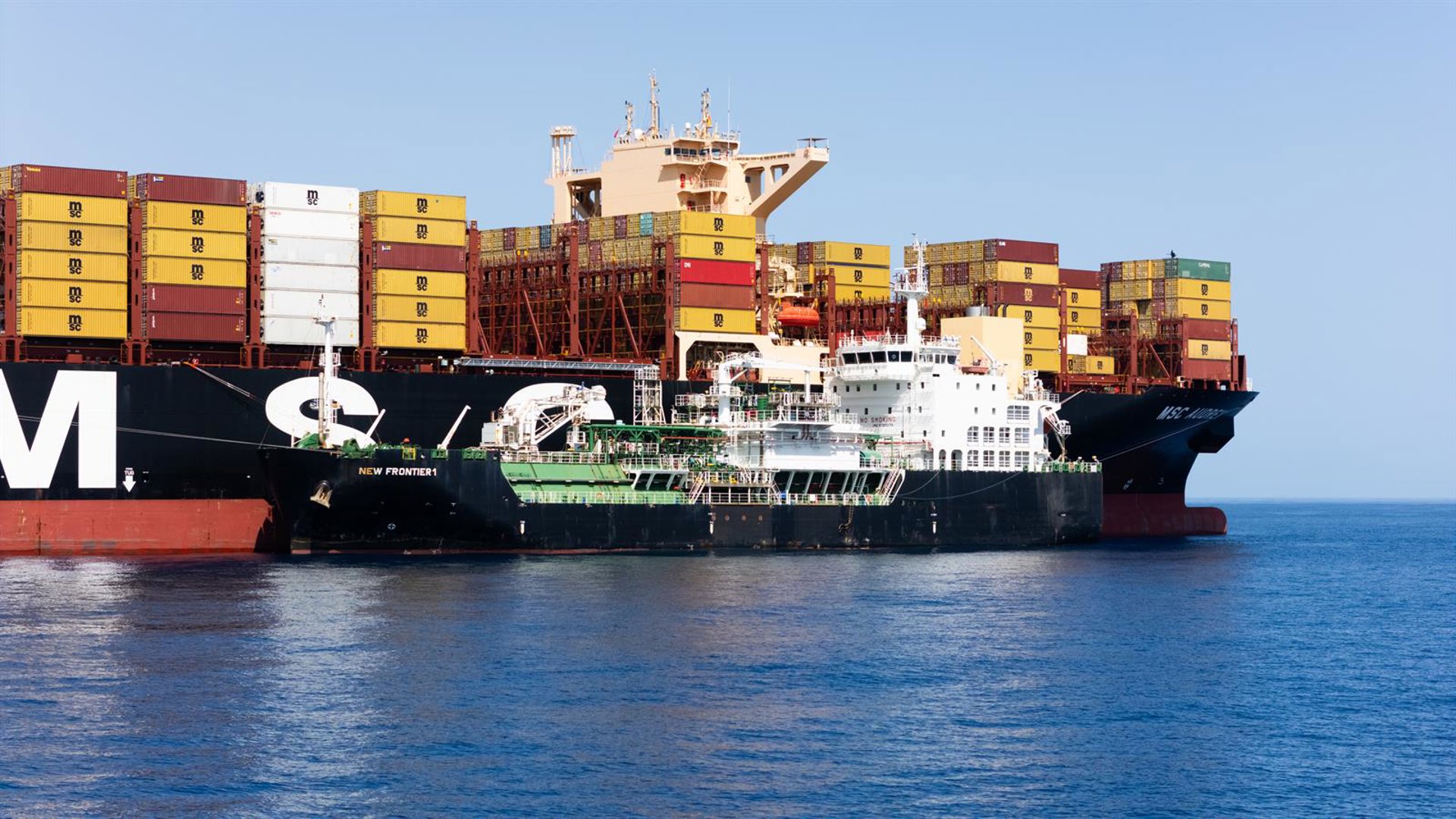 El Puerto de Málaga realiza por primera vez un servicio de suministro de GNL en fondeo en la bahía