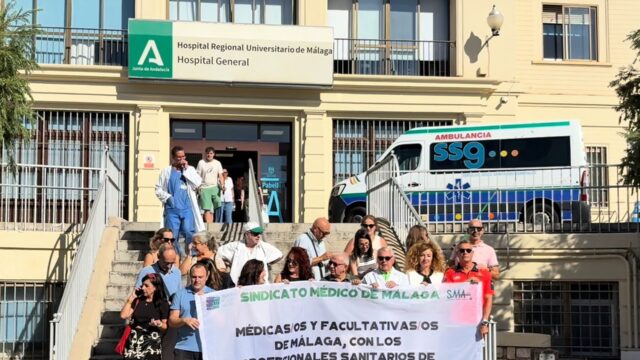El Sindicato Médico de Málaga se concentra en apoyo a los sanitarios en Ceuta y reclama más medios