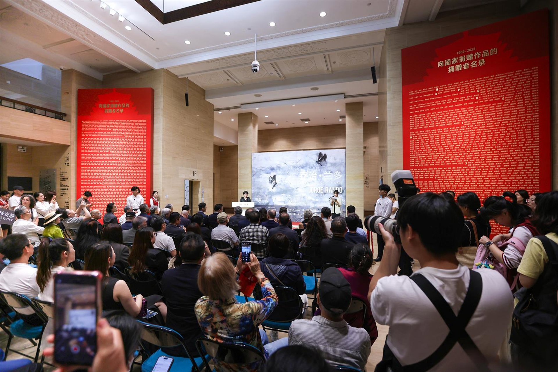 El artista malagueño Jorge Rando expone en el Museo Nacional de Arte de China