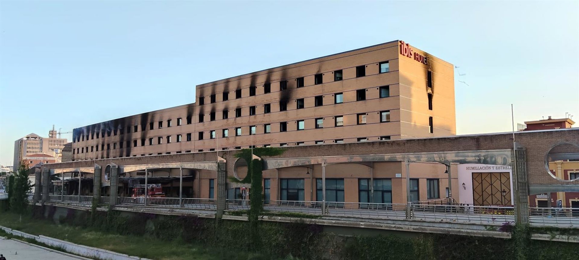 El edil de Seguridad insta a buscar "que el remedio no sea peor que la enfermedad" en el hotel incendiado