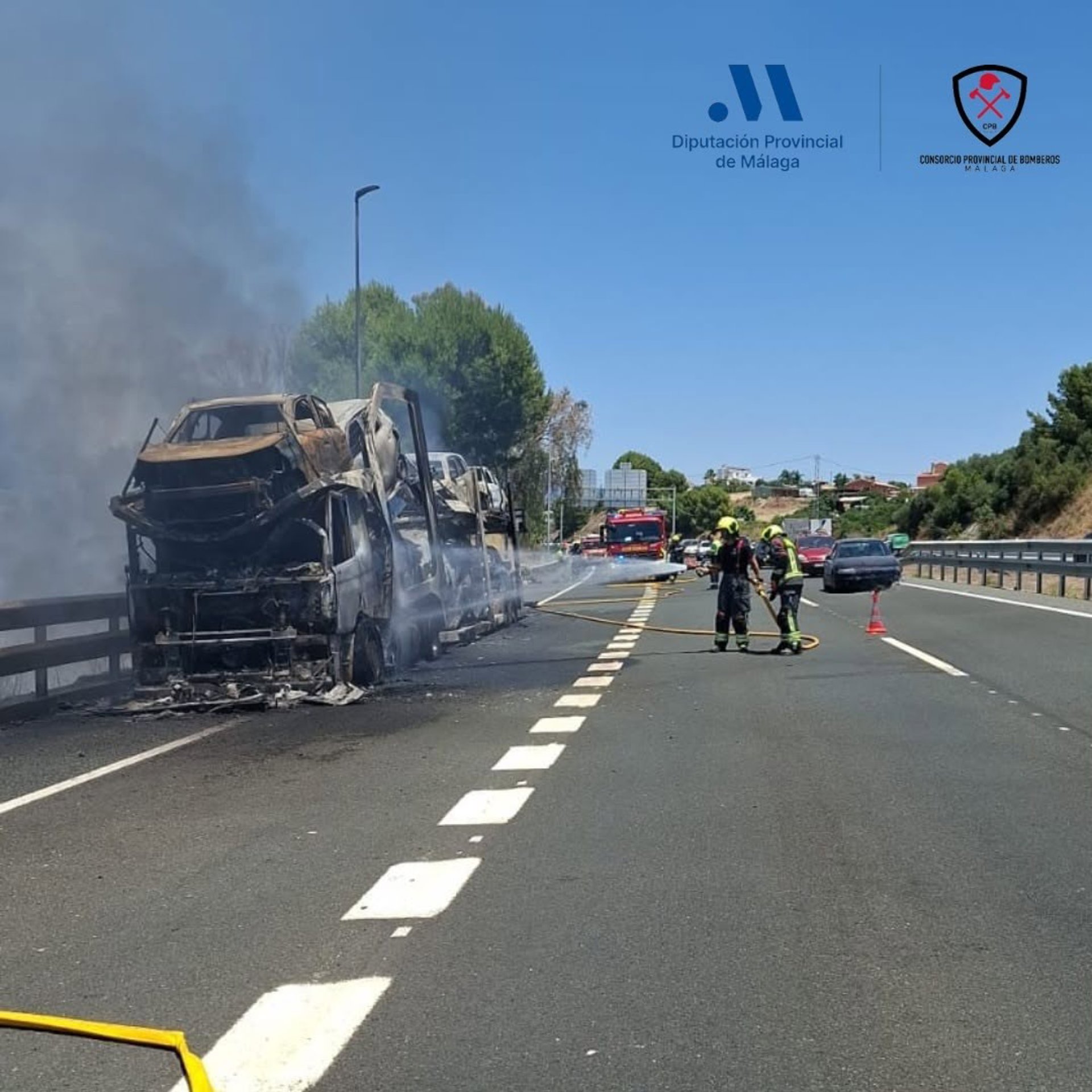 El incendio de un camión en la AP-7 en Estepona afecta a ocho coches que transportaba