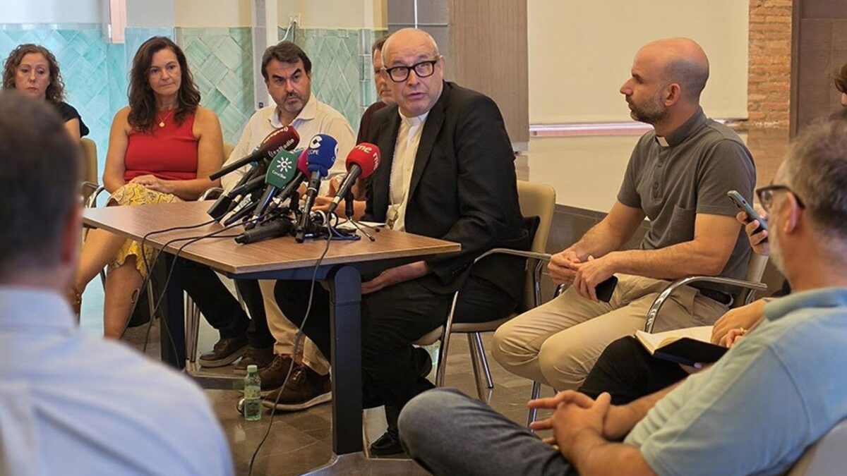 El obispo muestra apoyo a ceutíes y desea que se atienda a los migrantes para que "su dignidad sea respetada"