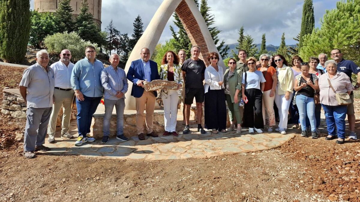El paraje de Torre Vigía de Yunquera inaugura una escultura bioconstructiva transitable impulsada por La Noria
