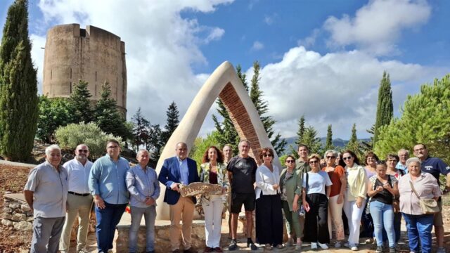 El paraje de Torre Vigía de Yunquera inaugura una escultura bioconstructiva transitable impulsada por La Noria