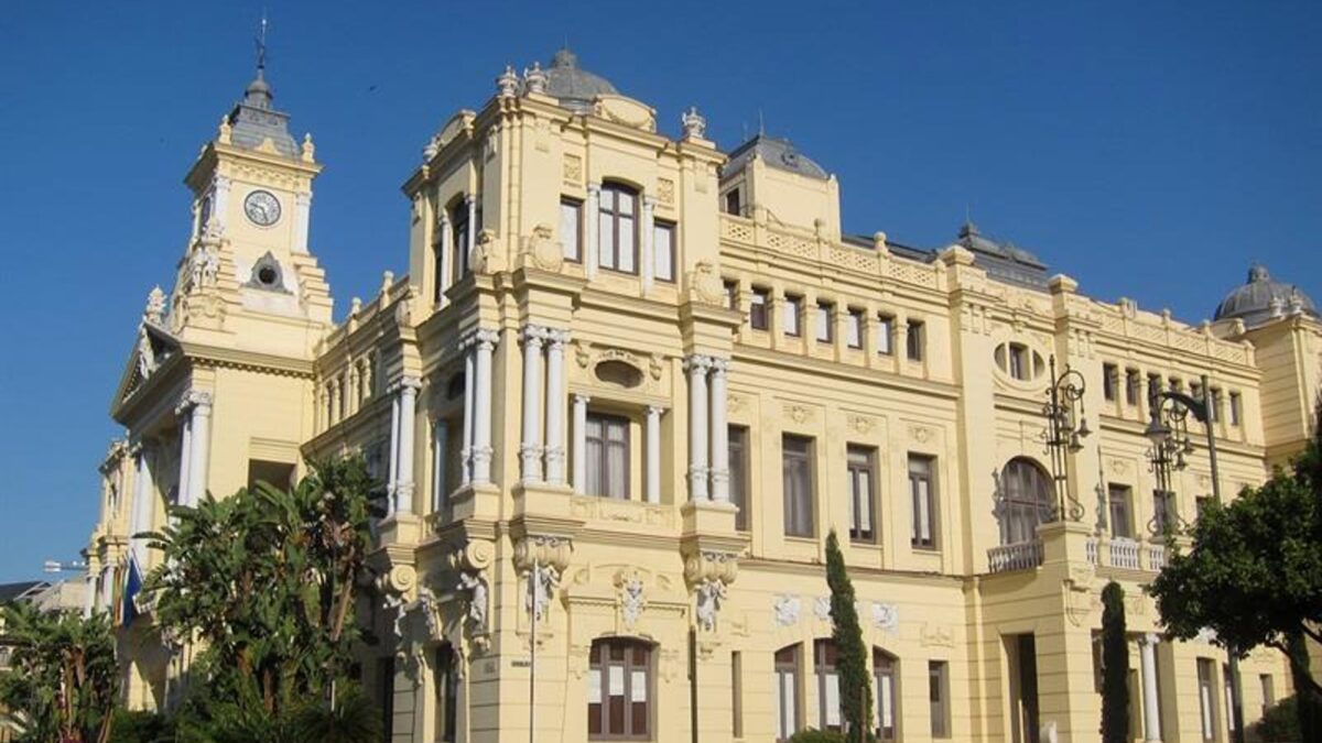 Emasa repara la avería de la tubería de saneamiento dañada en Guadalmar y la red vuelve a estar a operativa