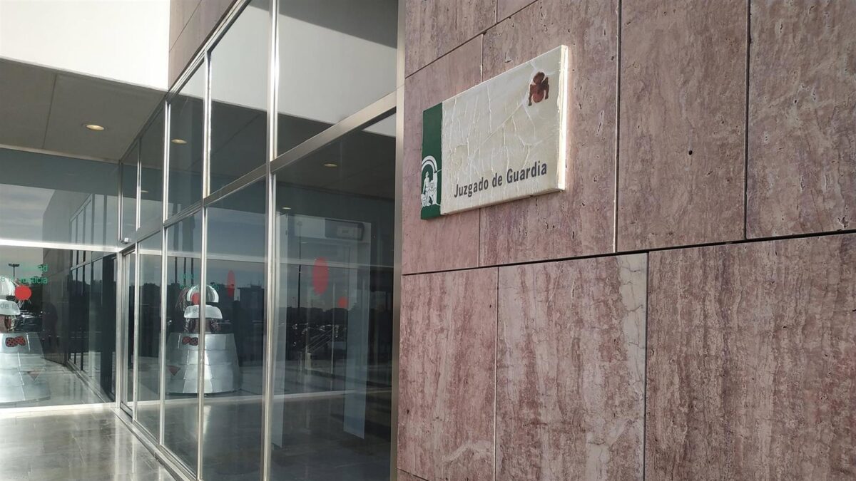En libertad la pareja detenida por intentar dejar a su bebé de cuatro meses con un vecino