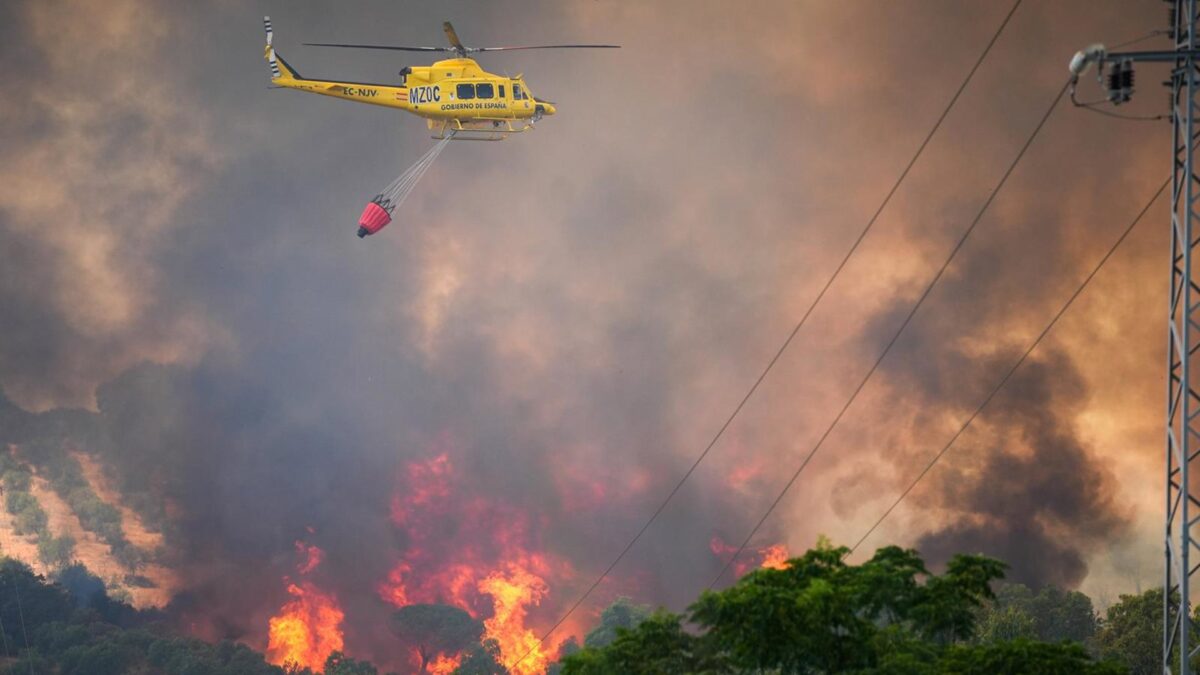 Estabilizado el incendio forestal en Alpandeire que moviliza cinco helicópteros para su control