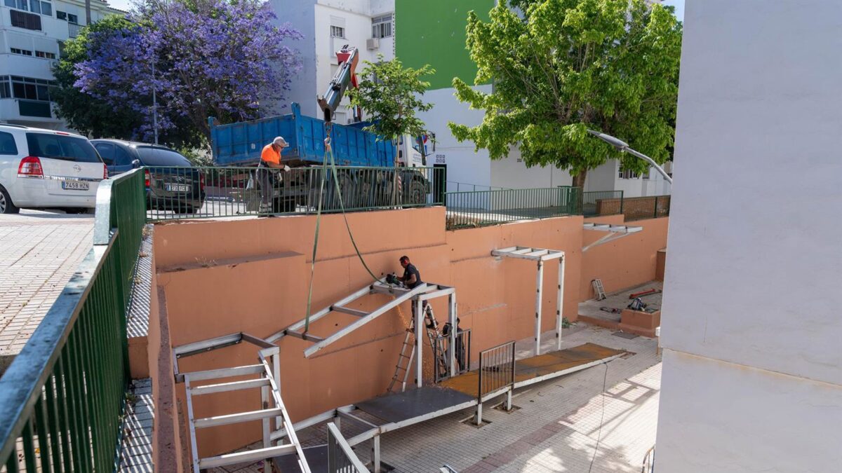 Estepona instala una pasarela que mejora la movilidad entre las barriadas Blas Infante y Picasso