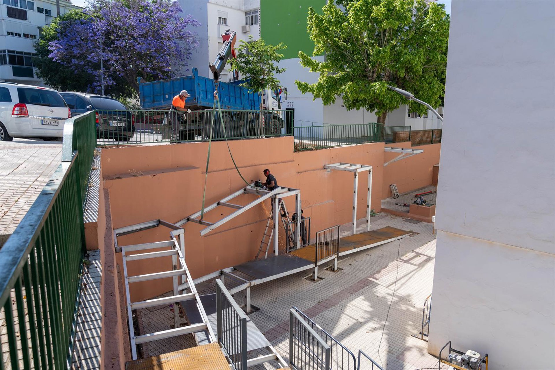 Estepona instala una pasarela que mejora la movilidad entre las barriadas Blas Infante y Picasso