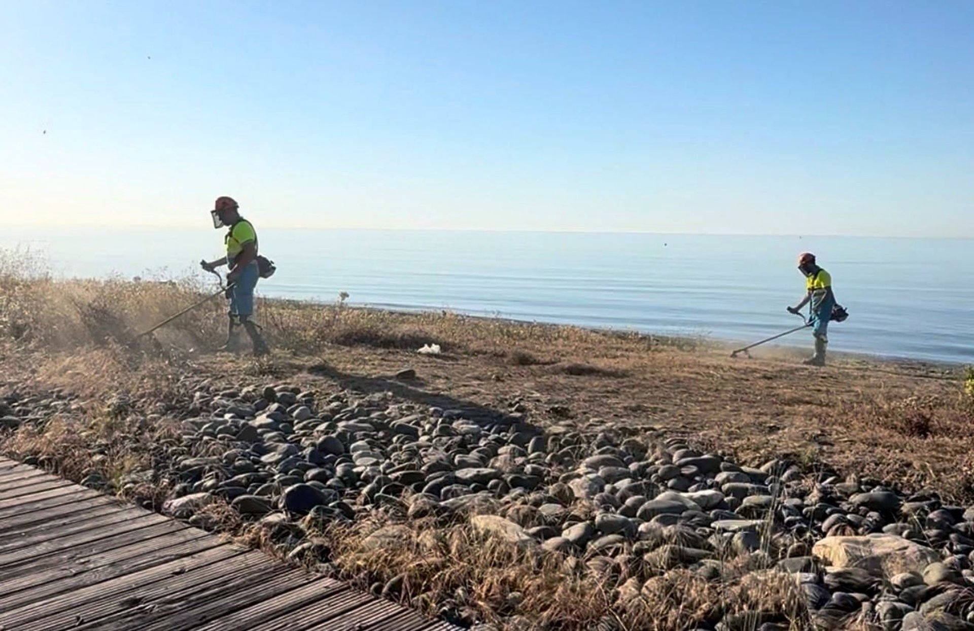 Estepona realiza una campaña de desbroce y limpieza en los más de treinta tramos de corredor litoral