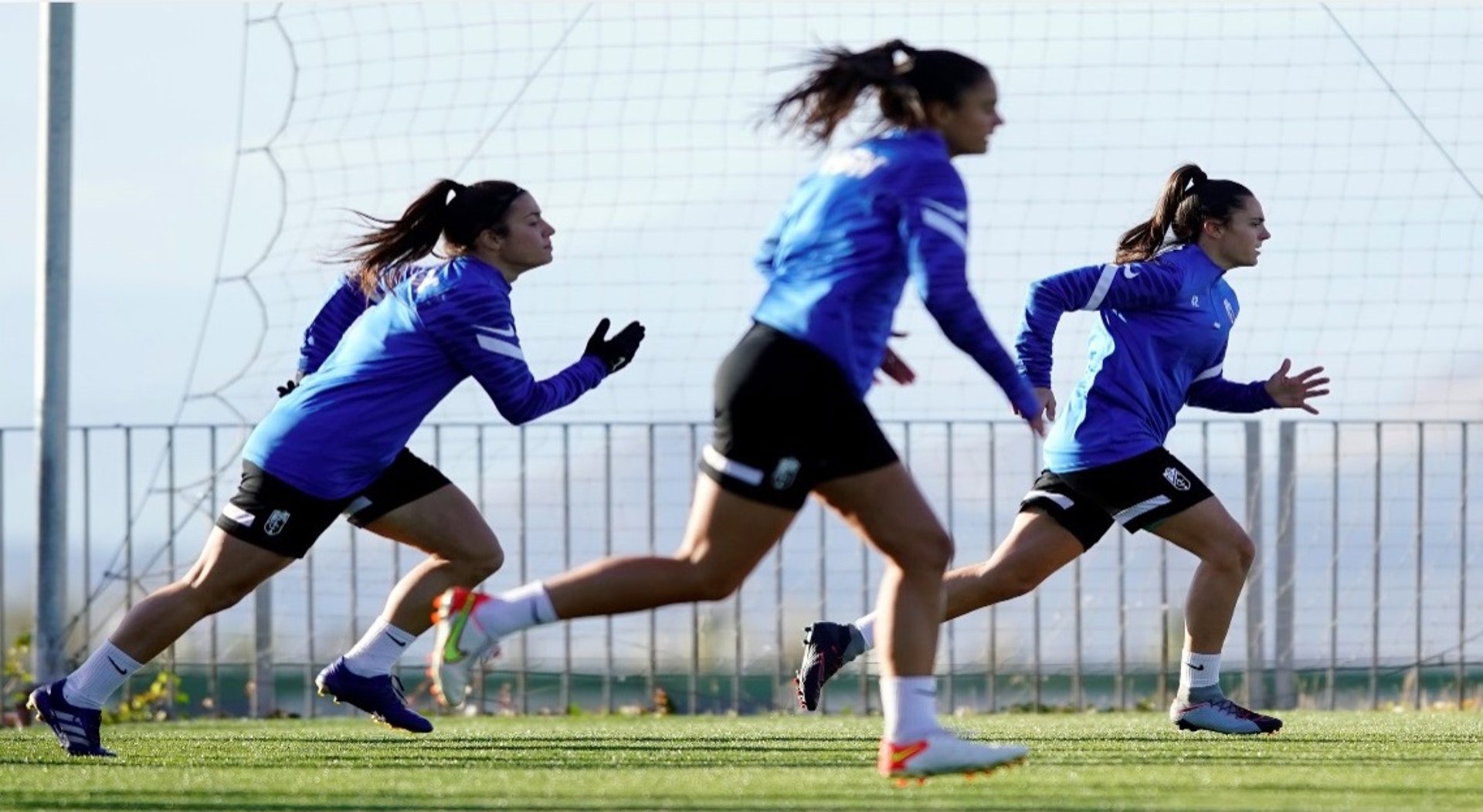 Estudio de la UMA revela cómo posición de juego y nivel del rival determinan esfuerzo físico en fútbol femenino