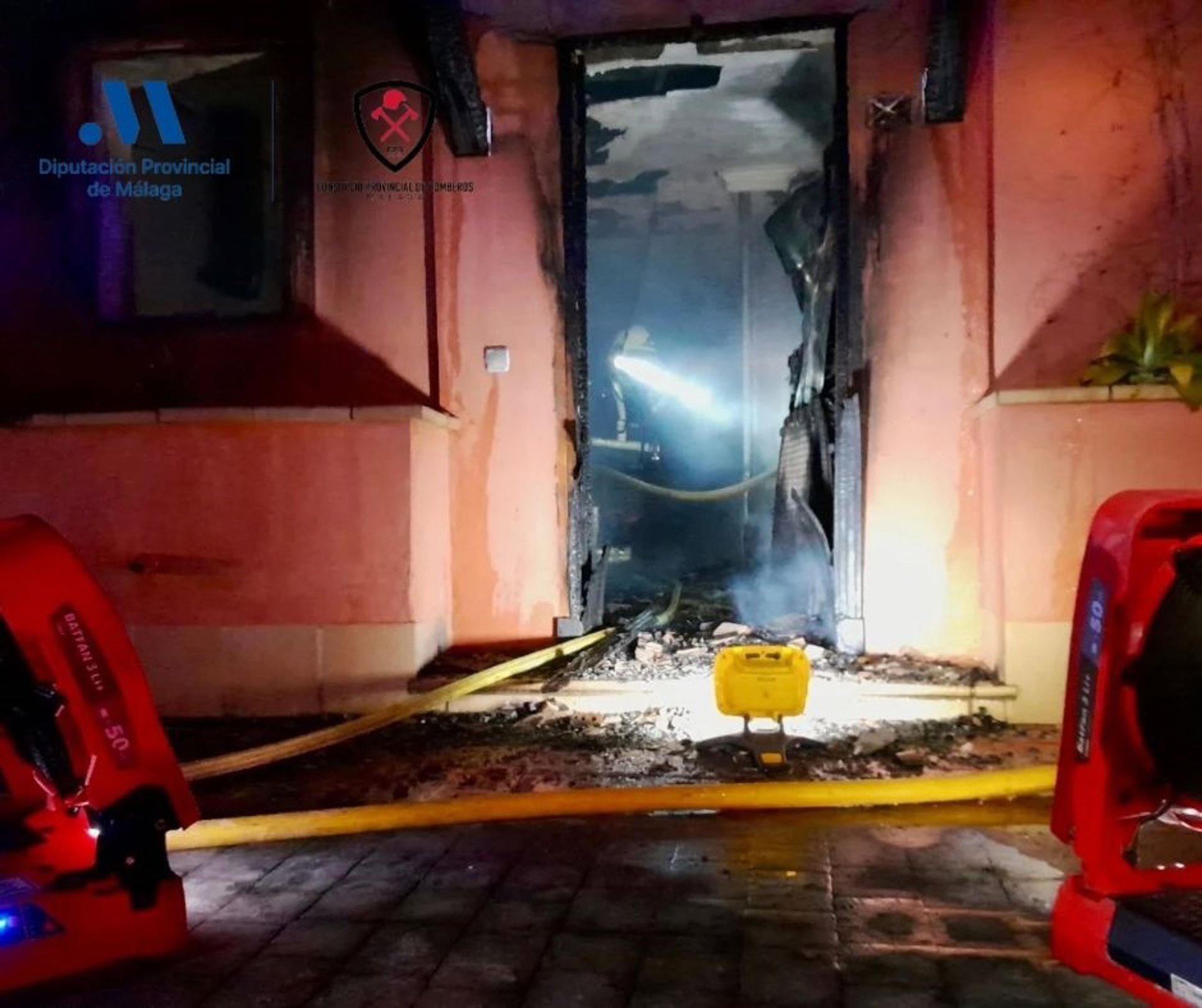 Evacuadas en prevención varias viviendas tras un incendio de un apartamento en Manilva