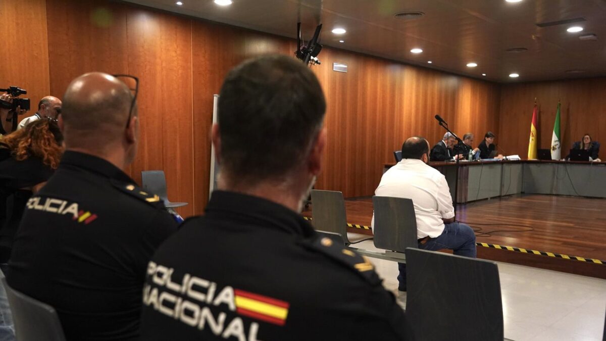 Exnovia del cura acusado de abusos dice que él clasificaba imágenes de agresiones sexuales