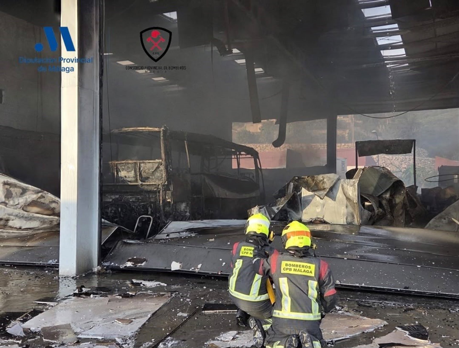 Extinguido el fuego del taller de camiones en El Trapiche en Vélez, que afectó a toda la nave