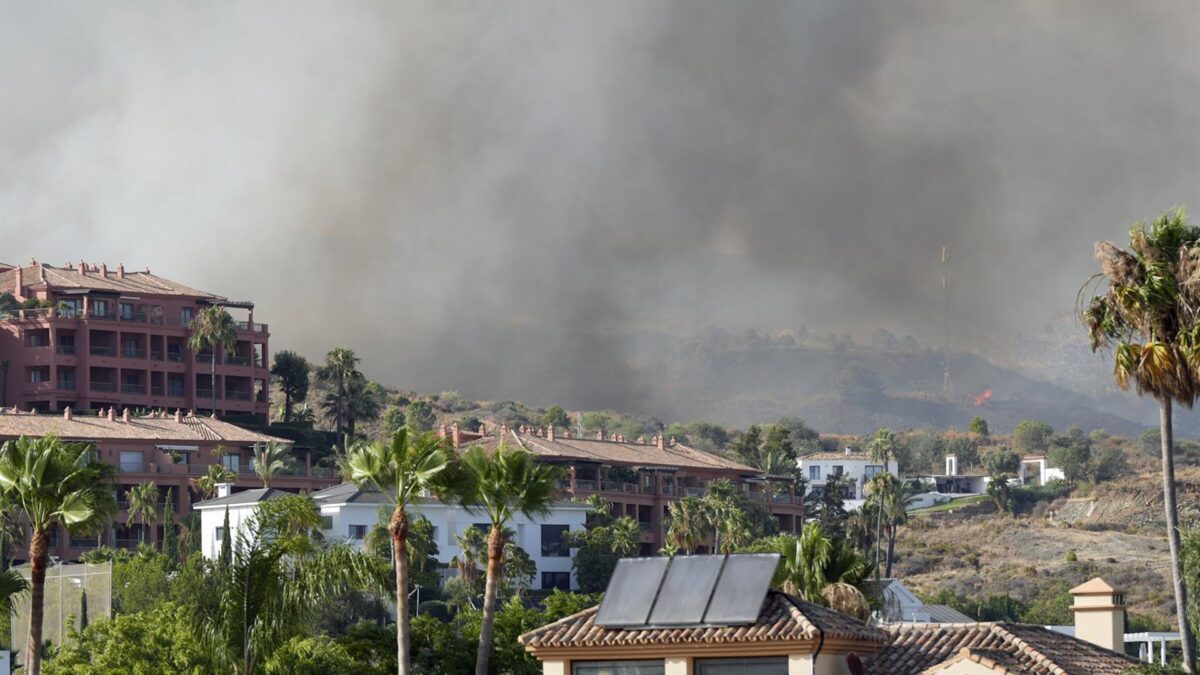 Extinguido el incendio en Benahavís que desalojó a más de 2.000 vecinos y ascendió a fase de emergencia