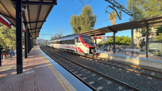 Herido un menor de cuatro años al ser golpeado por un tren de Cercanías en Torremolinos