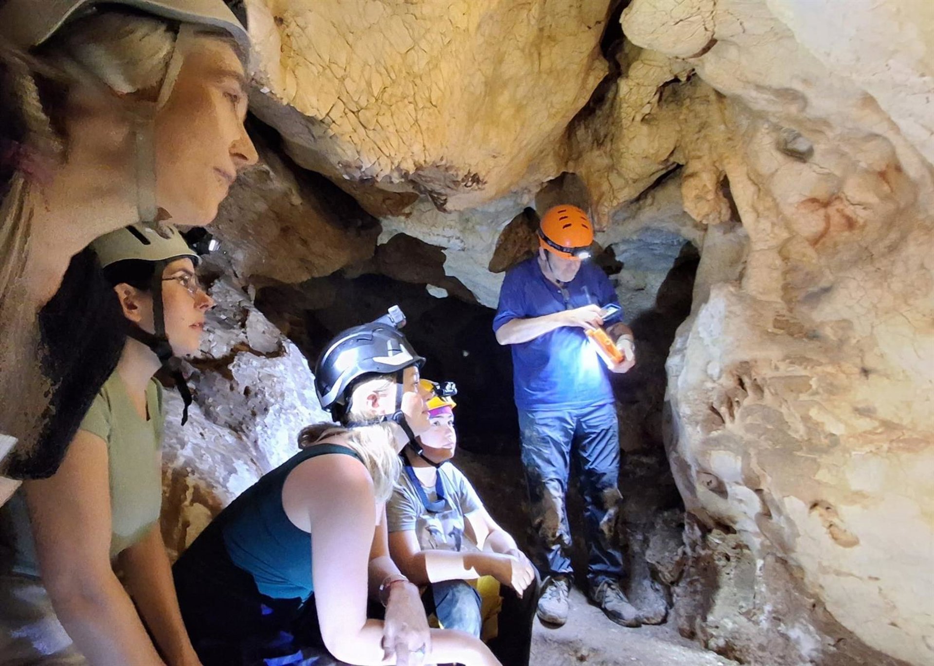 Investigadores de cinco países toman muestras de uranio y ADN en pinturas y grabados de las cuevas de Rincón