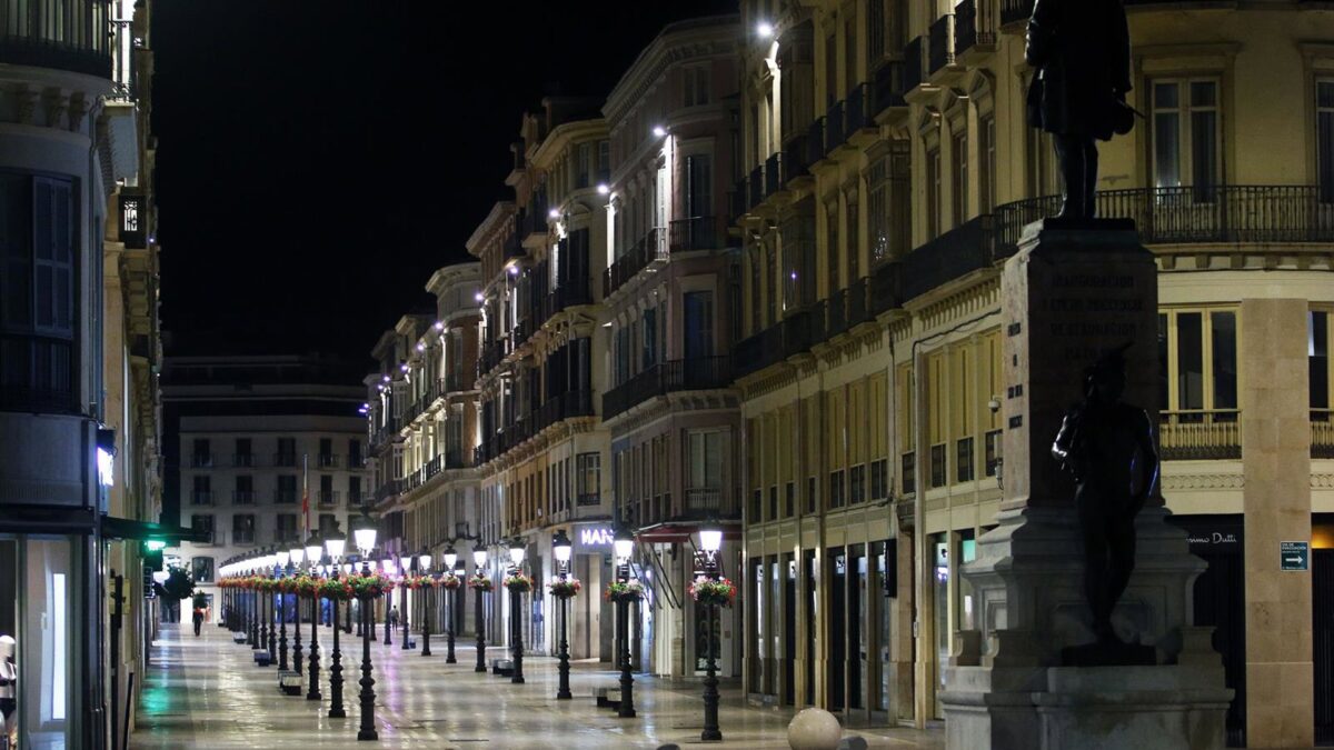 Investigan para identificar al autor que pintó de rojo la estatua de Marqués de Larios en Málaga