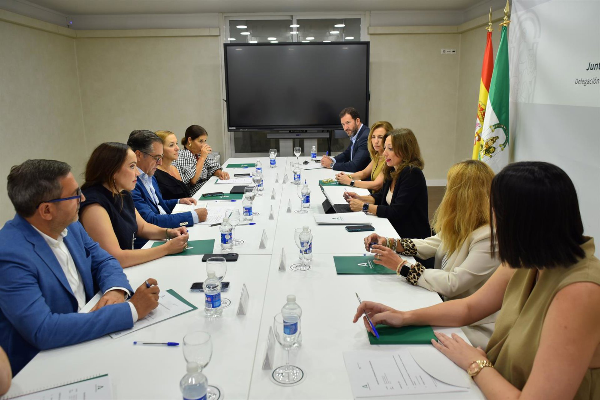 Junta aborda los "desafíos" de la tercera legislatura y pide al Gobierno que "cumpla con sus responsabilidades"