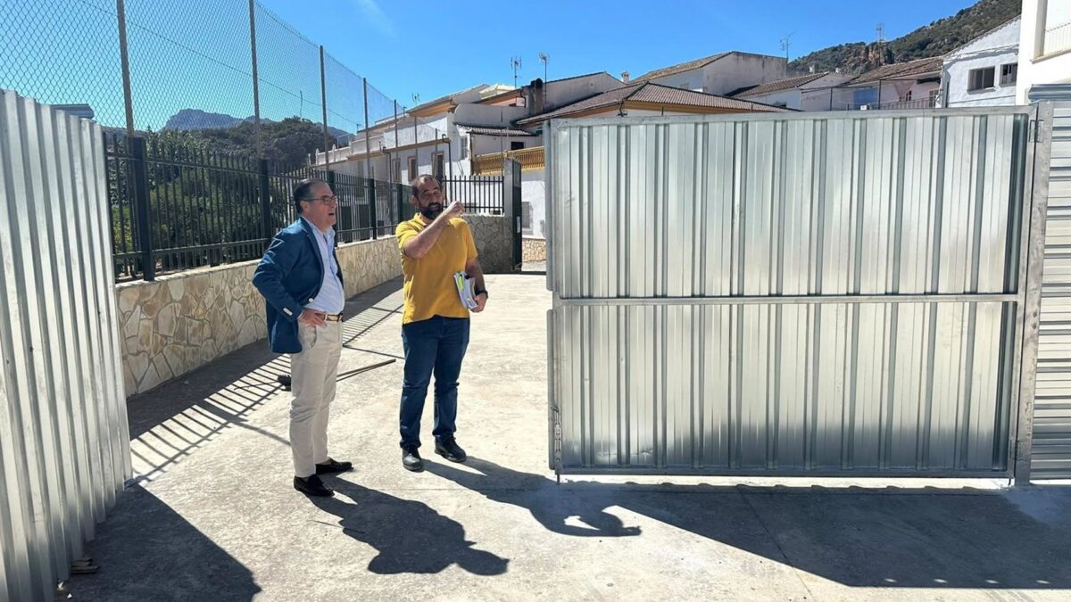 Junta supervisa las nuevas actuaciones de seguridad en el CEIP Nuestra Señora del Rosario de Benaoján