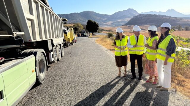 La Junta invierte más de 150.000 euros en el reasfaltado del acceso al Centro de Visitantes del Torcal Alto