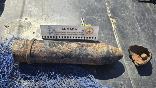 La Unidad de Buceo de la Armada en Cádiz neutraliza un proyectil recuperado por un pesquero en Fuengirola
