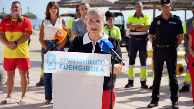 La alcaldesa de Fuengirola valora el verano de la ciudad y afirma que son un "destino turístico líder"