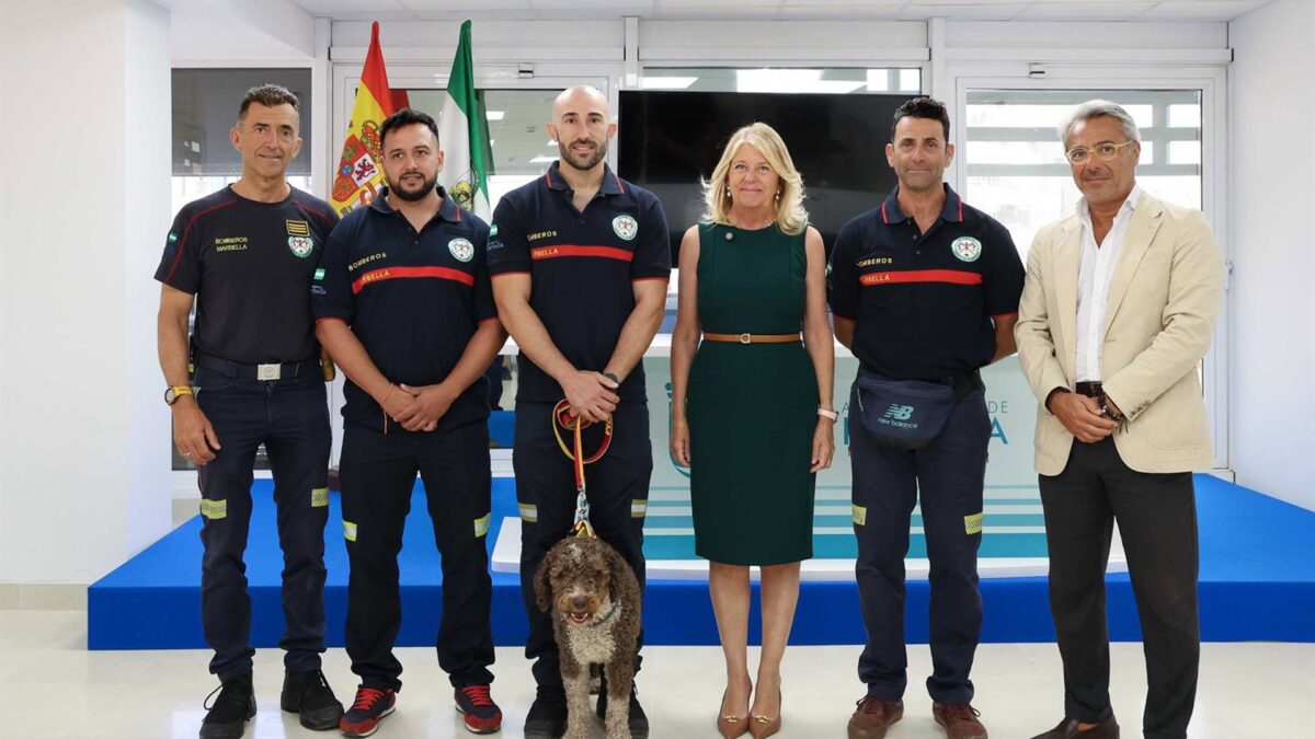 La alcaldesa de Marbella recibe a tres bomberos locales que han participado en labores de rescate en Venezuela