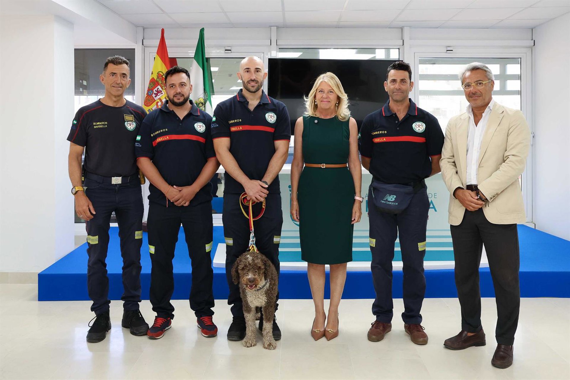 La alcaldesa de Marbella recibe a tres bomberos locales que han participado en labores de rescate en Venezuela
