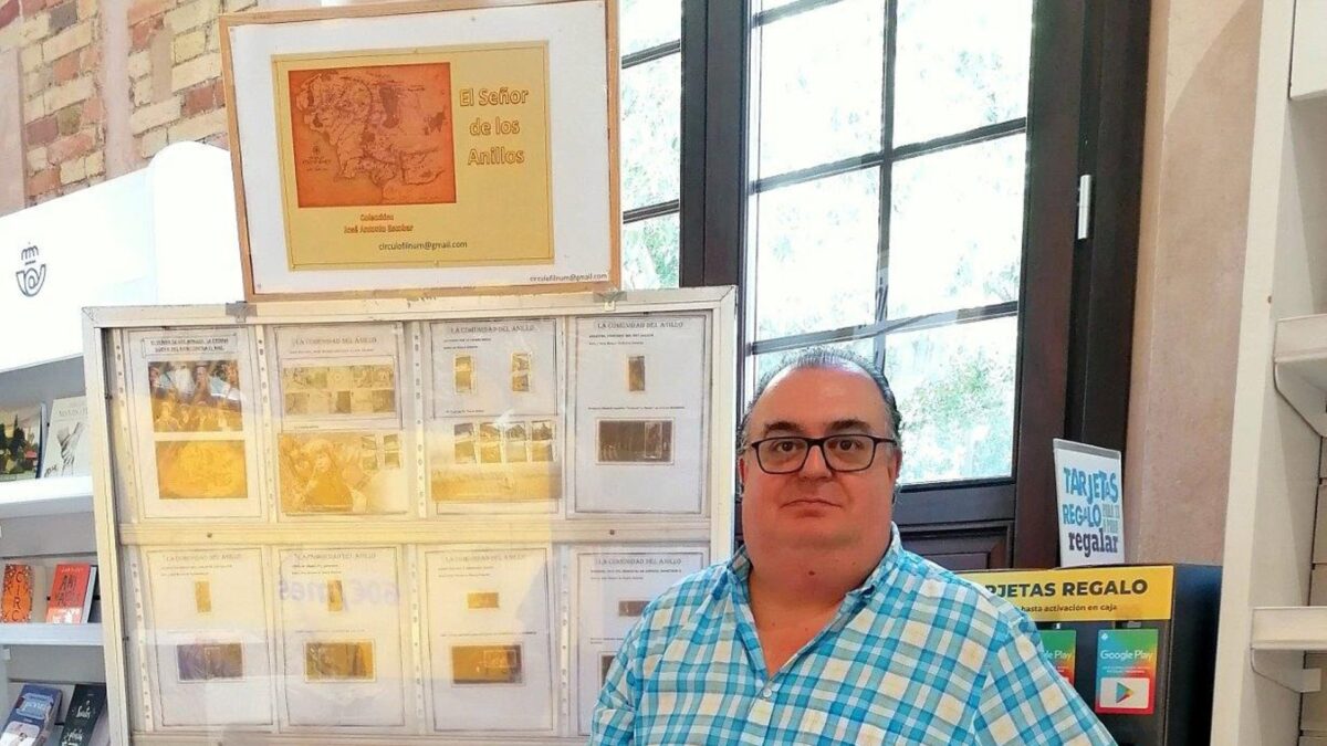 La oficina principal de Correos en Málaga acoge una exposición sobre 'El Señor de los Anillos' y 'El Hobbit'