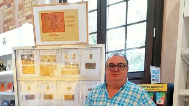 La oficina principal de Correos en Málaga acoge una exposición sobre 'El Señor de los Anillos' y 'El Hobbit'