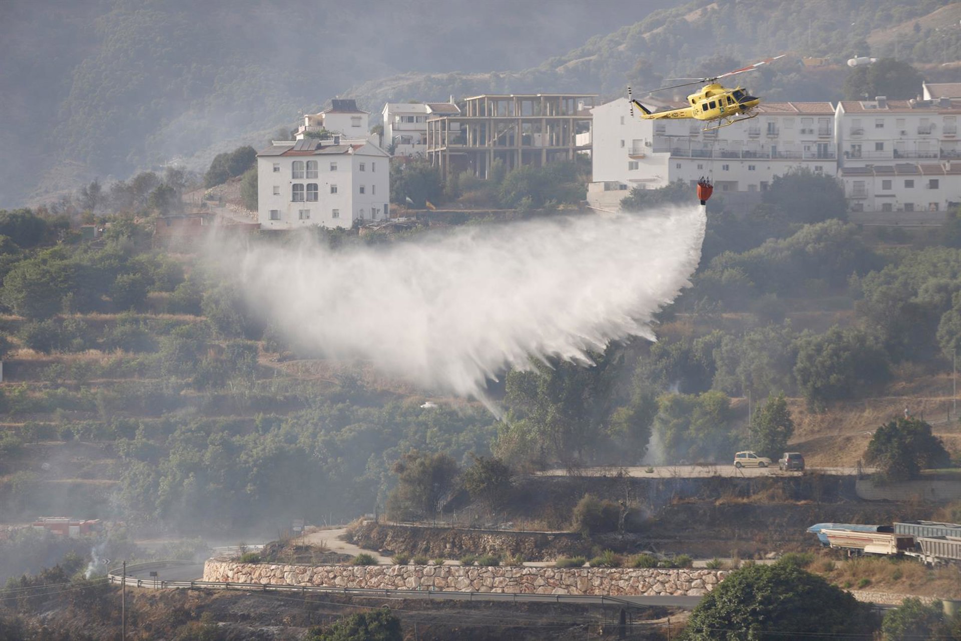 Levantan el confinamiento de Cómpeta por el incendio de Árchez, que obliga a mantener a 162 desalojados